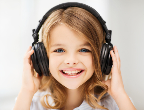 Каква е ползата от слушането на музика за малките деца?