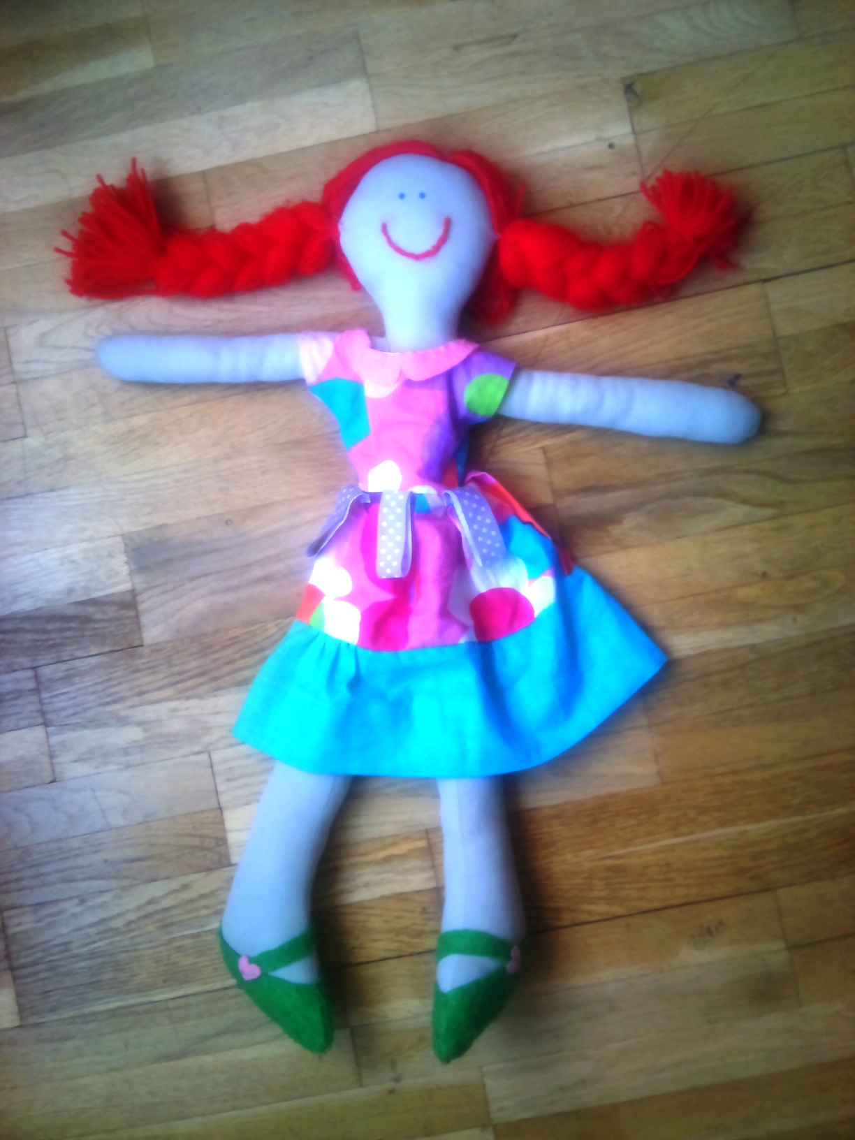 „Направи с мама”: Как да си направим кукла-поставка за ластици, шноли и диадеми