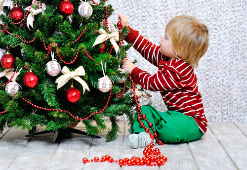 Коледната елха – как да направим украсяването й интересно за децата