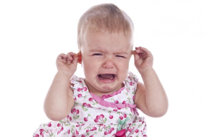 Как да облекчим болката от възпалено ухо при децата?