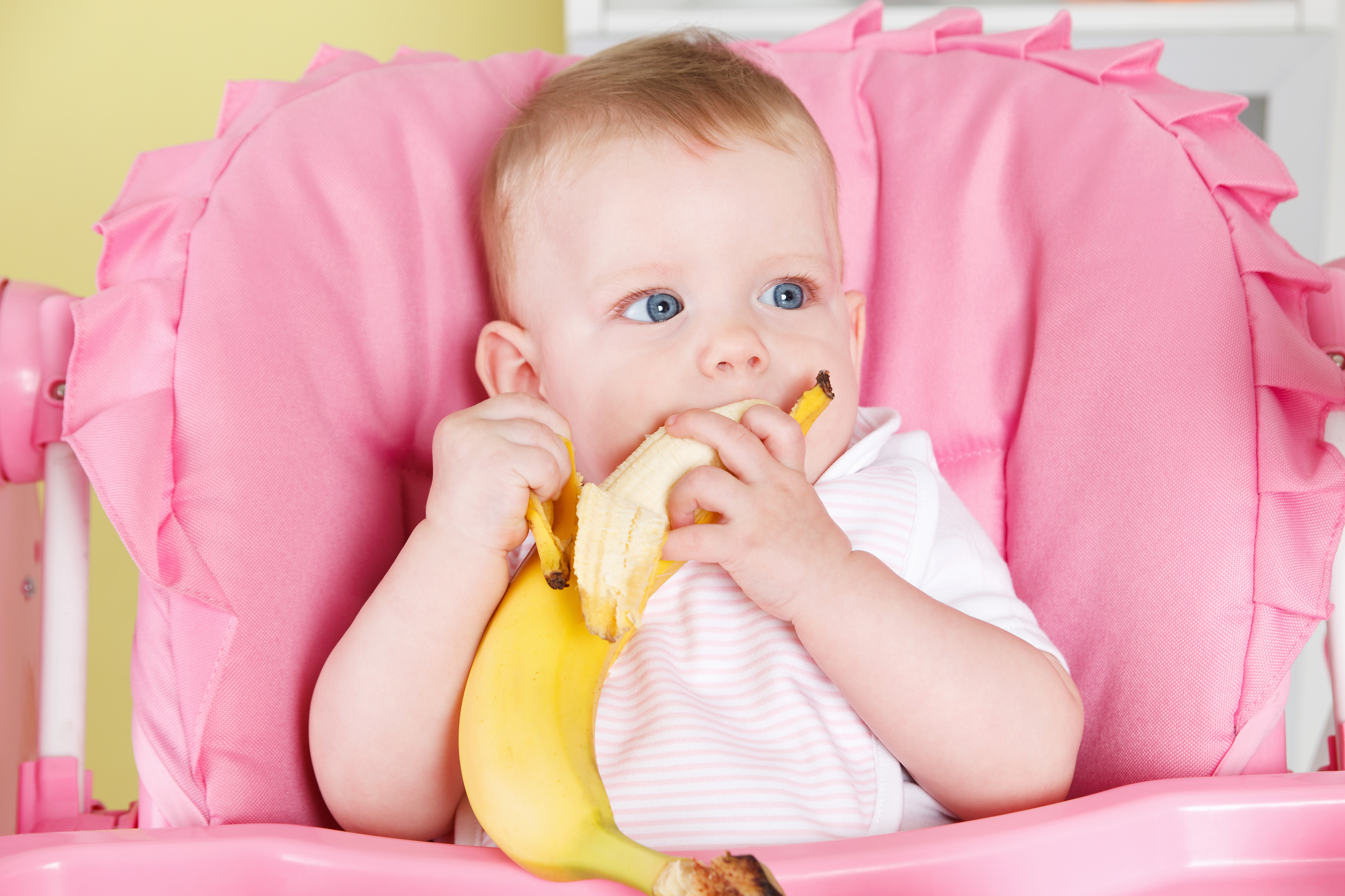 Бананите – идеални за захранване на бебето с твърда храна