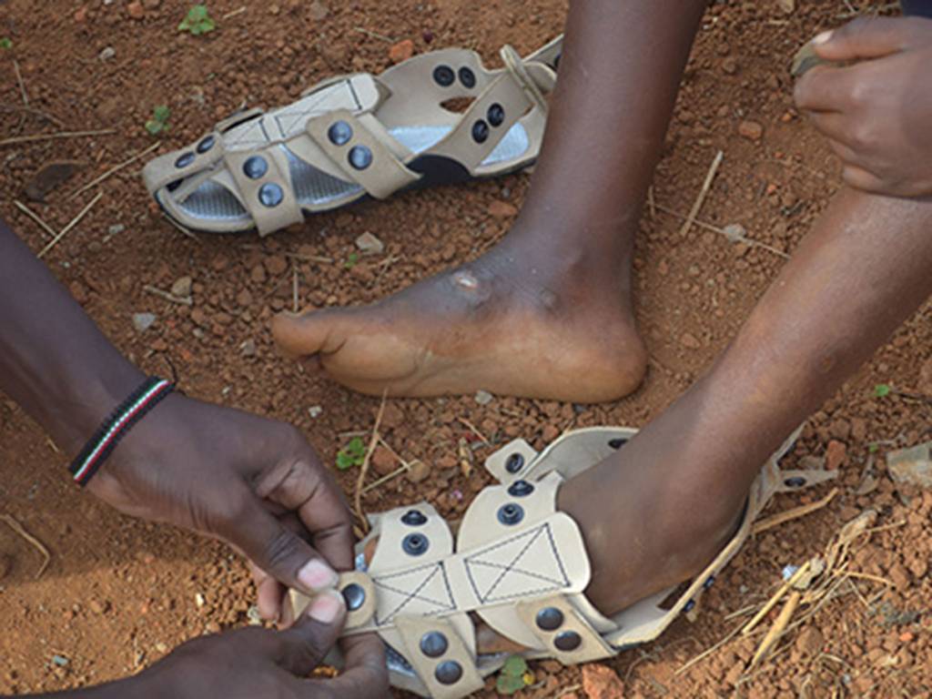 The Shoe That Grows  или иначе казано,  умните обувките, които растат заедно с децата