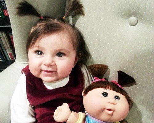 Любопитни фотографии на бебета, които изглеждат точно като своите кукли