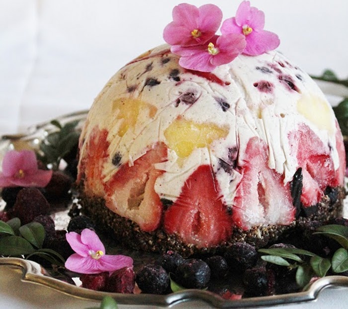 Сурова плодово-кокосова торта с брауни блат