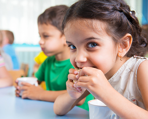 Децата и храната: 10 правила за родители
