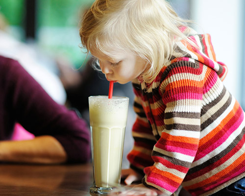 Витамини в чашата: 3 вкусни напитки за малки деца