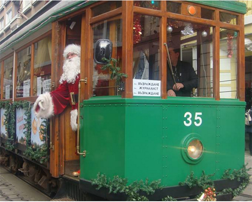 Коледен ретро трамвай радва децата в София