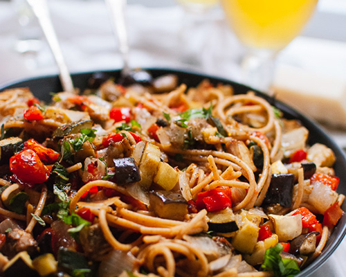 Пикантни зеленчуци с пълнозърнести спагети – повече зеленчуци, отколкото спагети!