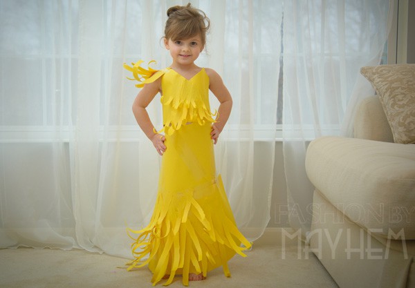 Уникални рокли от хартия прави 5-годишно момиченце