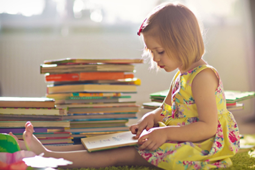 Активно четящите хлапета изпреварват връстниците си с две години