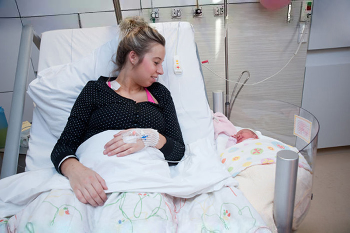 Нов вид холандски легла за родилки улесняват контакта с бебето
