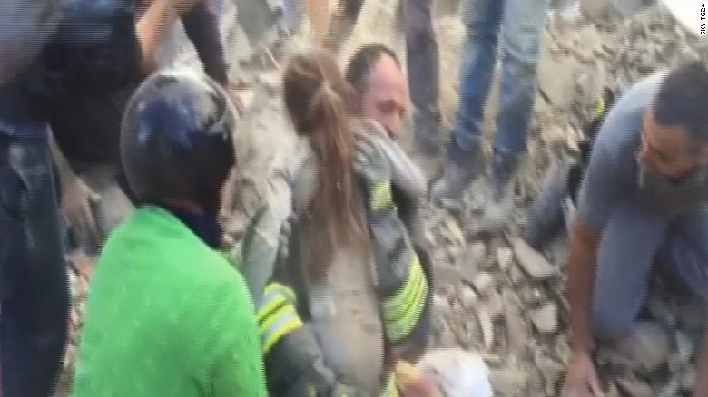 Момиченце оцеля 17 часа в руините след земетресението в Италия