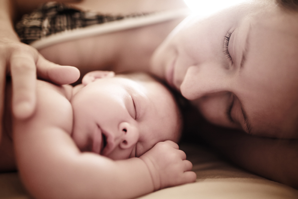 В едно легло с новороденото: Защо никога не бих го направила отново?