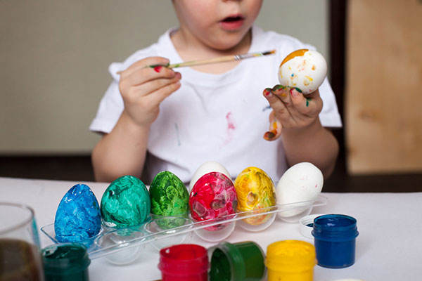 Една идея как да боядисаме яйцата, без да боядисаме децата и още седем интересни предложения