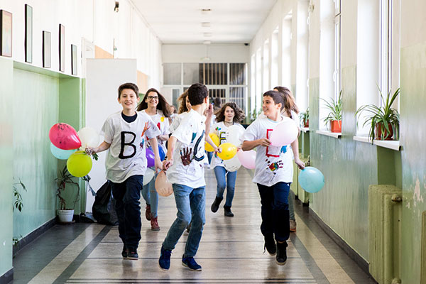 Ученици от цяла България търсят Учителя, който обича всички