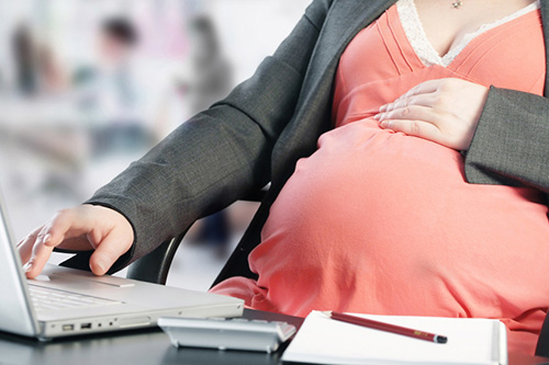 Трудовите права на бременните и работещите майки