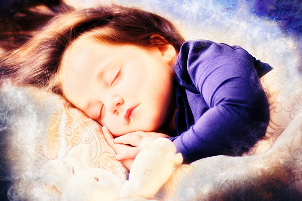 Защо бебетата и малките деца плачат по време на сън
