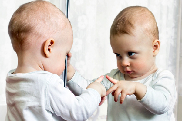 Бебе в огледалото: забавни начини за опознаване и учене