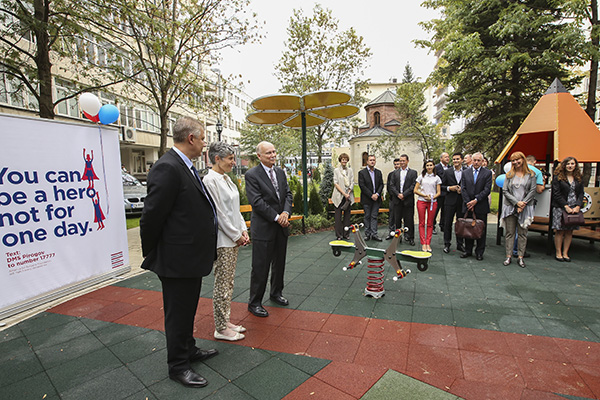 Нова детска площадка в двора на Пирогов