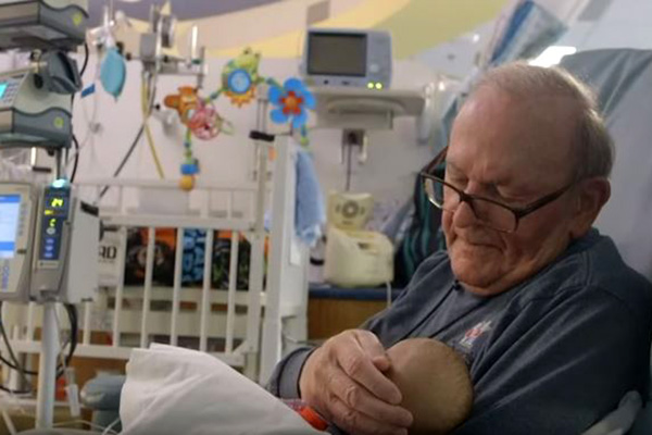 Как един възрастен мъж помага на недоносени бебета да оцелеят (видео)