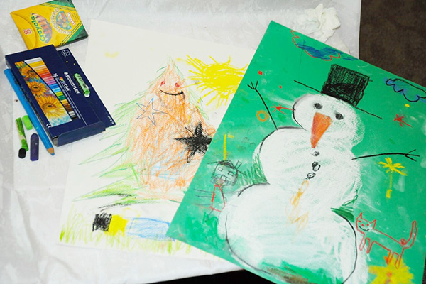 Артисти и деца правят коледни картички в подкрепа на Карин дом