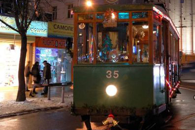Коледната феерия в София пътува с ретро трамвай