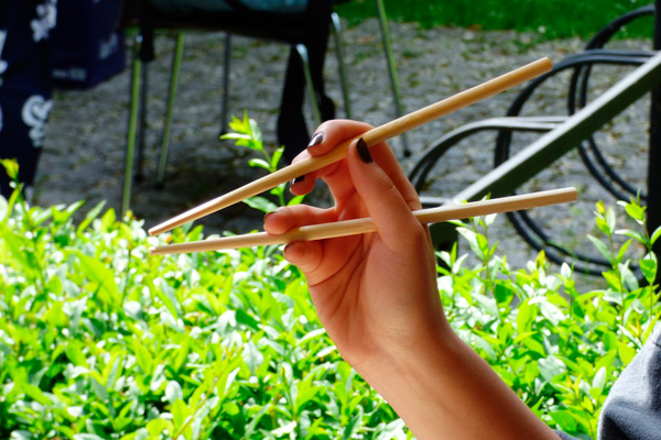 Три причини да научим детето да яде с китайски пръчици