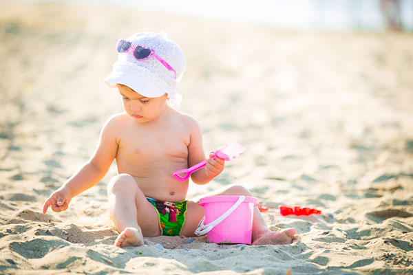 Защо е полезно да водим бебето на плажа
