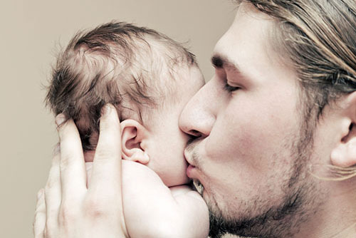 Днешните татковци прекарват три пъти повече време с децата си от преди