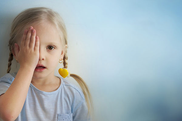 Кривогледство и “мързеливо око” при малките деца – какво е необходимо да знаем и какво можем да направим