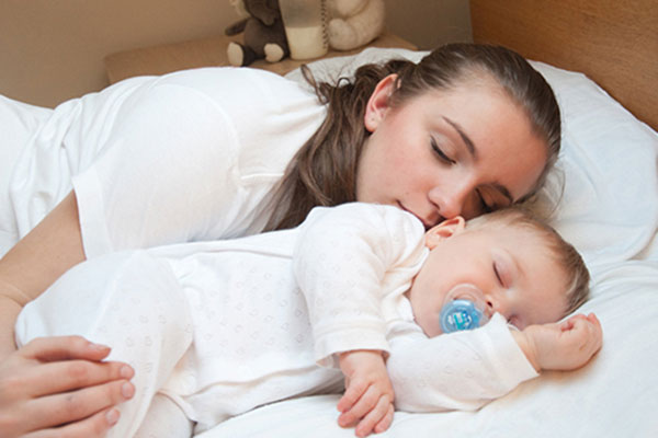 Практични съвети за сън в едно легло с бебето
