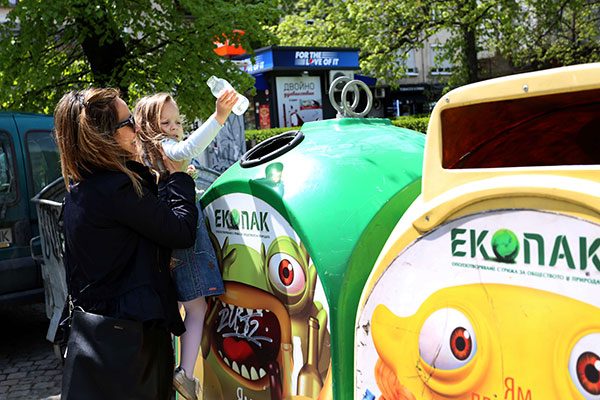 “Екопак България“ зарадва децата от всички детски градини в  Ботевград с куклено шоу и подаръци