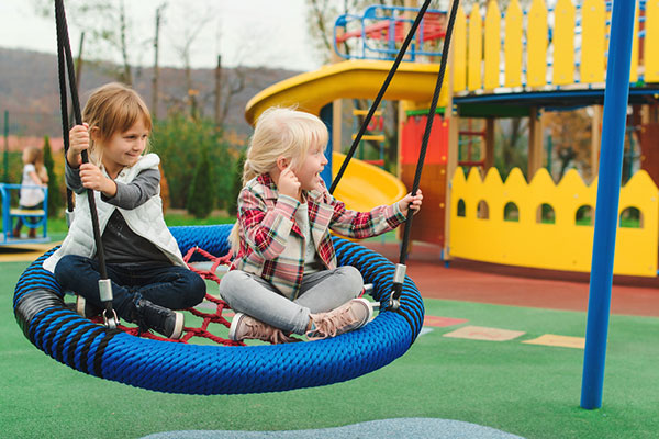 Какво съдържа покритието на новите детски площадки и безопасни ли са те за децата