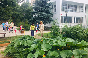 Деца отглеждат зеленчуци в детска градина в София
