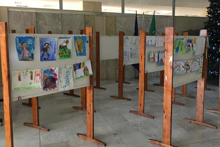 Благотворителен базар с детски рисунки събира средства за деца, болни от муковисцидоза