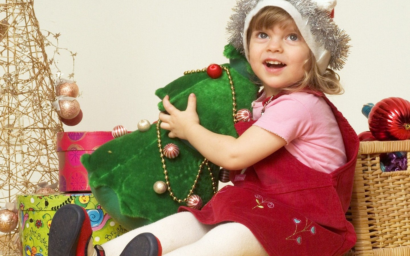 A_cute_kids_in_Gifts_during_christmas_times