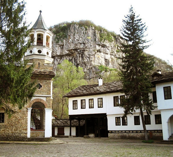 Дряновски манастир „Св. Архангел Михаил“ : Първите седем