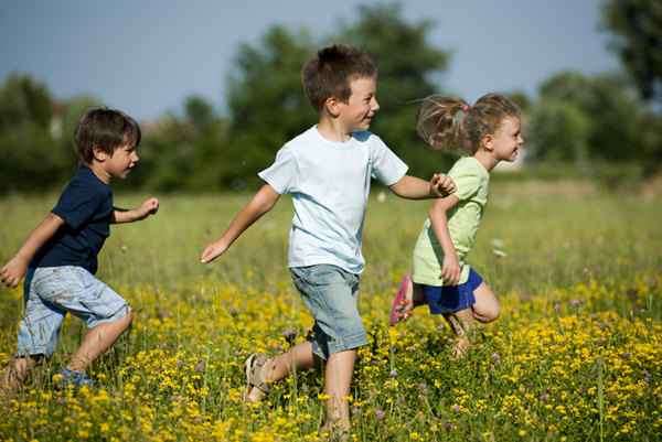 деца бягат сред природата