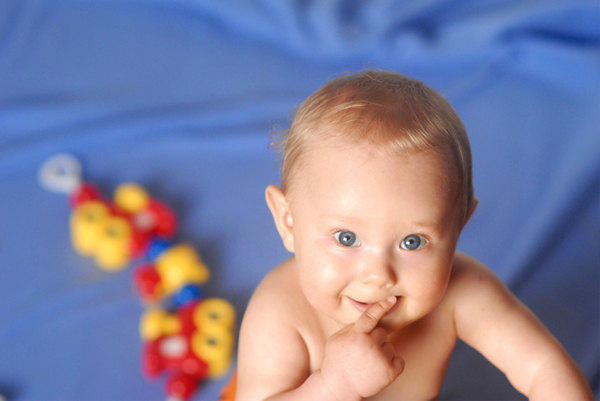 9 месечно бебе сочи с пръст устата си