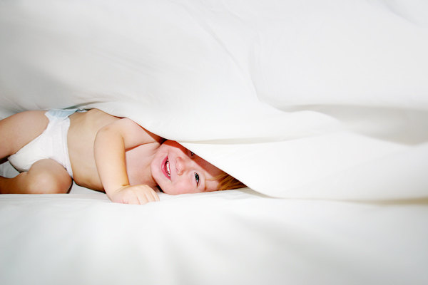 бебе се крие в чаршафи