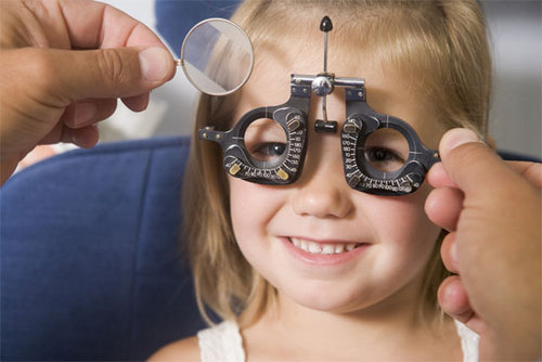 momiche na pregled pri oftalmolog