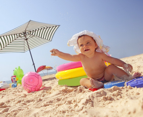 бебе на плажа