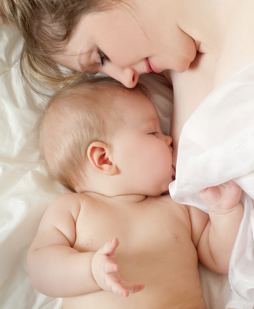baby_mother_bed_breastfeed
