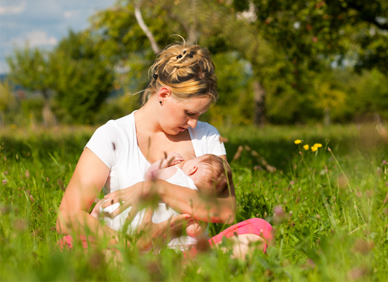 breastfeeding-park_550x400