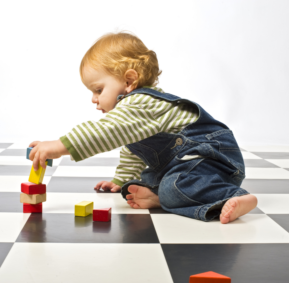 kid-play-building-blocks