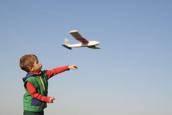 дете, момче играе със модел на самолет, небе