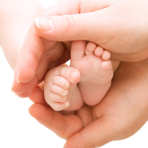 newborn feet_moms hands