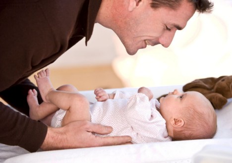 Бебетата обичат гласа на мама, но учат думички от татко