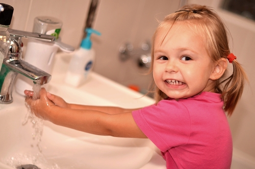 “Хей, ръчички, хей ги две!” –  да научим детето да си мие редовно ръцете