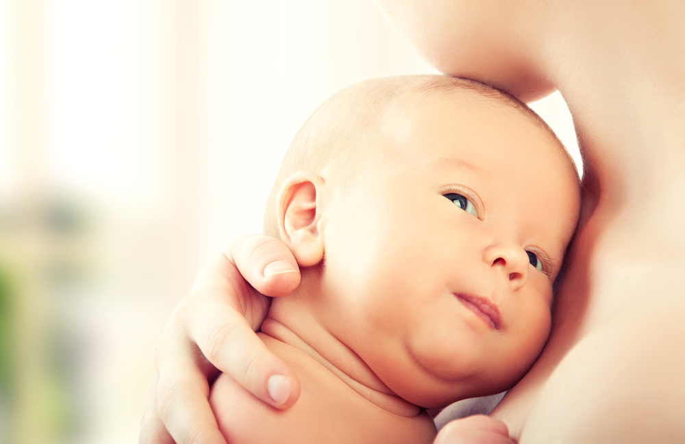 Защо е важно бебетата да се гушкат веднага след раждането